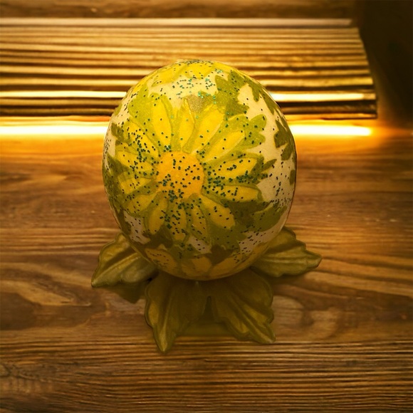 Vintage Eggshell Art. Hand painted and decorated. - Picture 3 of 3